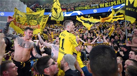 Dortmunds Marco Reus (M) jubelt mit den mitgereisten Fans über den Sieg bei Paris Saint-Germain.