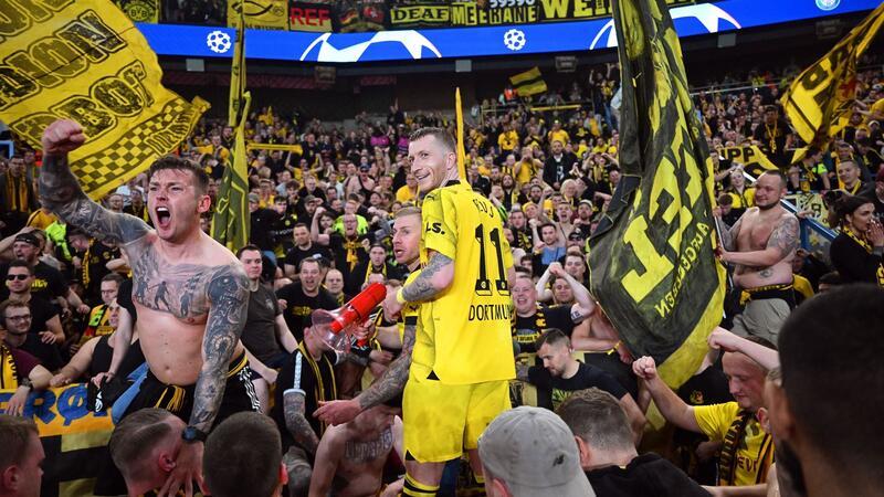 Dortmunds Marco Reus (M) jubelt mit den mitgereisten Fans über den Einzug ins Champions-League-Finale.