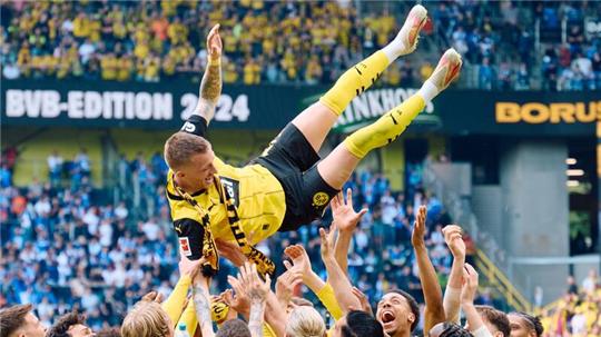 Dortmunds Marco Reus wird nach dem Spiel von seinen Mitspielern gefeiert.