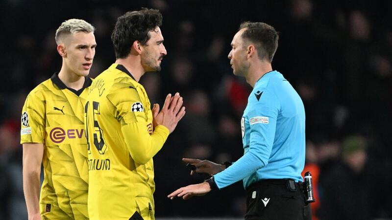 Dortmunds Mats Hummels diskutiert nach der Elfmeter-Entscheidung mit Schiedsrichter Srdjan Jovanovic.