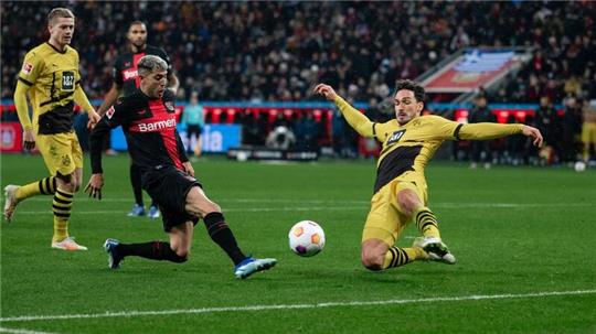 Dortmunds Mats Hummels (r) blockt einen Schuss von Leverkusen Exequiel Palacios.