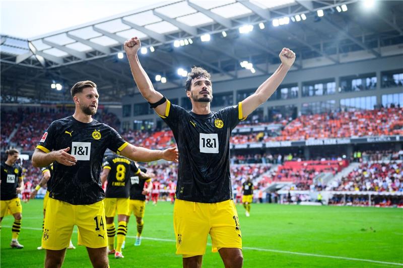 BVB-Sieg beim SC: Mutmacher, aber noch kein Befreiungsschlag Dortmunds Mats Hummels (r) jubelt nach seinem Tor zum 4:2.