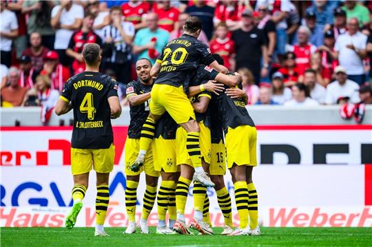Dortmunds Mats Hummels (verdeckt) brachte sein Team mit zwei Toren in Freiburg auf die Siegerstraße.