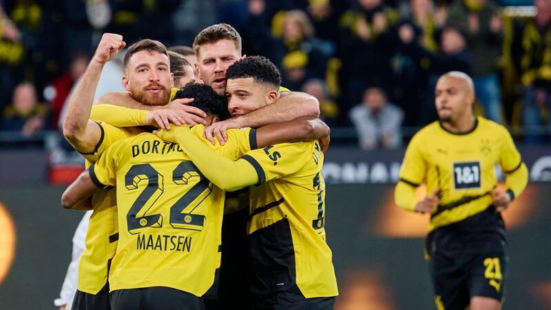 Füllkrug trifft dreifach: Dortmund mit Sieg gegen Bochum Dortmunds Niclas Füllkrug (M) jubelt über seinen Tor zum 1:0 mit Ian Maatsen und Jadon Sancho.