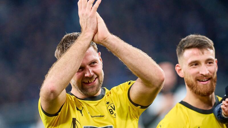Dreierpack und forsche Töne: Füllkrug lässt Muskeln spielen Dortmunds Niclas Füllkrug (l) lässt sich nach dem Sieg seiner Mannschaft von den Fans feiern.