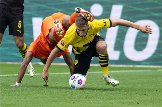 Dortmunds Nico Schlotterbeck (r) und Aster Vranckx von Wolfsburg in Aktion.