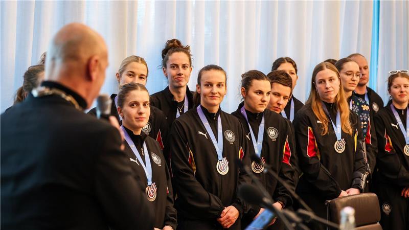 Dortmunds Oberbürgermeister Alexander Kalouti würdigte die deutschen Handballerinnen nach WM-Silber.