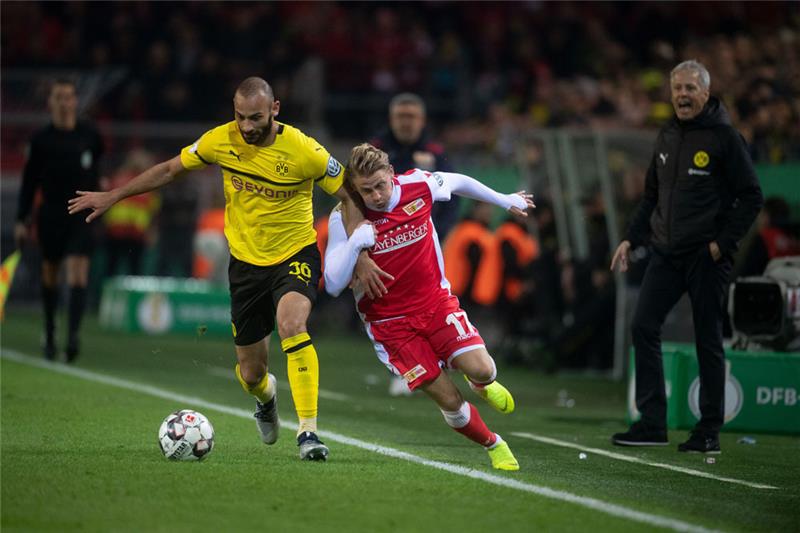 Dortmunds Ömer Toprak und Unions Simon Hedlund versuchen an den Ball zu kommen. Foto: Bernd Thissen/dpa