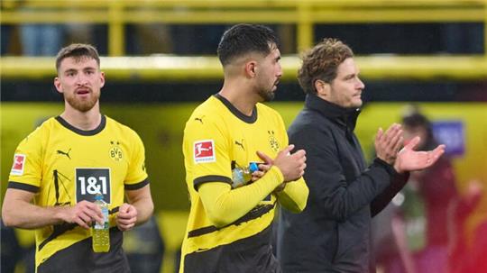 Dortmunds Salih Özcan, Trainer Edin Terzic und Emre Can (l-r) nach einem Spiel.