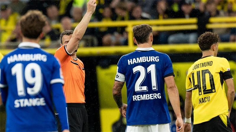 Dortmunds Samuele Inácio sieht eine schnelle Rote Karte gegen den HSV.