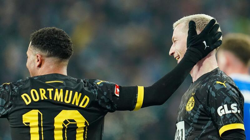 BVB-Rückkehrer Sancho gefeiert: „Fühlt sich wie zu Hause an“ Dortmunds Torschütze Marco Reus (r) jubelt mit Jadon Sancho über das zweite BVB-Tor.