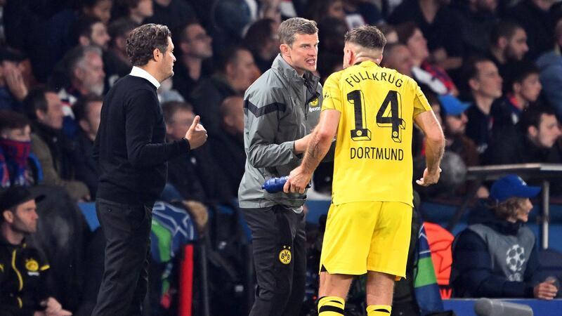 Dank Hummels nach Wembley: BVB im Champions-League-Finale Dortmunds Trainer Edin Terzic (l) und Co-Trainer Sven Bender (M) geben Stürmer Niclas Füllkrug Anweisungen.