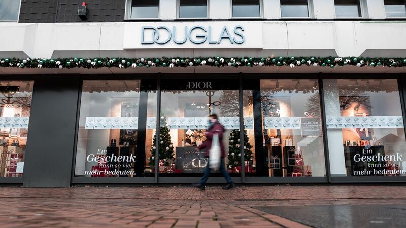 Douglas hat europaweit 1850 Filialen in 22 Ländern und beschäftigt rund 18.000 Menschen.