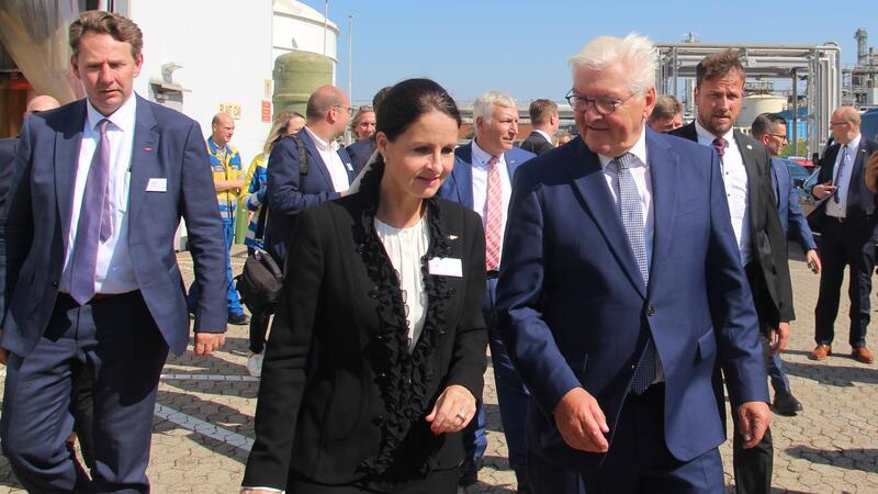 Trinseo-Aus und Energiewende-Boom: Angst und Hoffnung im Industriepark Stade Dow-Deutschland-Chefin Julia Schlenz in Stade im Gespräch mit Bundespräsident Frank-Walter Steinmeier.