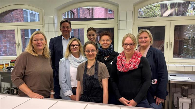 Dozentin Alexandra Richter (vorne mit Schürze) mit Vertreterinnen vom Bundesamt für Migration und Flüchtlinge, der VHS Stade sowie Verantwortlichen vom Jobcenter Stade.