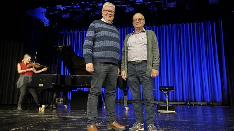 Dr. Achim von Arciszewski (links) und Burkhard Seidel vom Buxtehuder Kleinkunst-Igel e.V. haben Salut Salon auf die Halepaghen-Bühne geholt. Im Hintergrund bereitet sich Angelika Bachmann auf das Konzert vor.