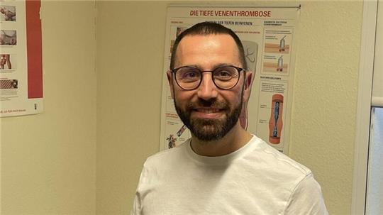 Dr. Alexios Spyropoulos ist Gefäßchirurg und Phlebologe. Im sozialen Netzwerk Instagram klärt er über viele gesundheitliche Themen auf - auch darüber, wie unseriöse Inhalte entlarvt werden.