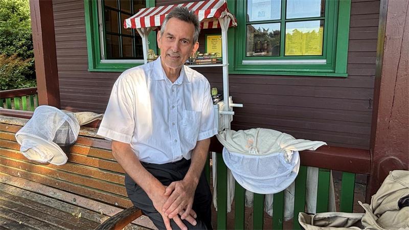 Dr. Andreas Kleinheinz, Dermatologe, Chefarzt und Ärztlicher Direktor am Elbe Klinikum Buxtehude, sitzt vor dem Honighaus im Hamburger Volkspark.