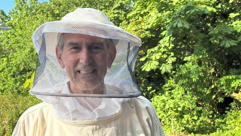 Insektengiftallergie: Buxtehuder Arzt beantwortet die wichtigsten Fragen Dr. Andreas Kleinheinz, Dermatologe, Chefarzt und Ärztlicher Direktor am Elbe Klinikum Buxtehude, trägt Imkerschutzbekleidung. Anlässlich eines Fachgesprächs im Honighaus Hamburg besucht er die Bienenstöcke der Imkerin Elena Chmielewski.