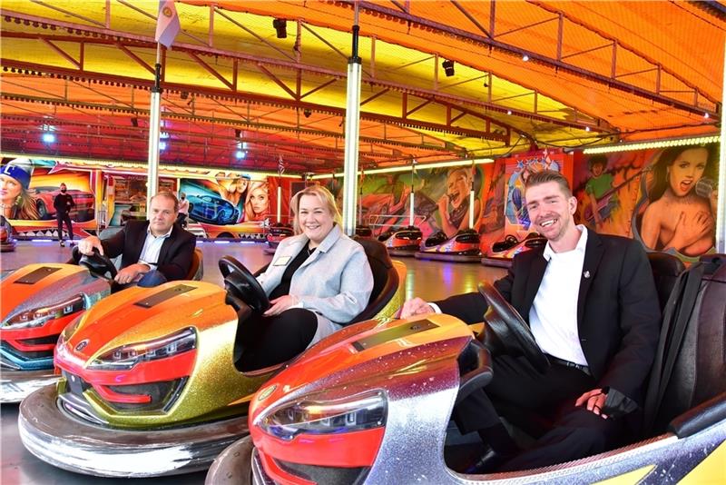 Dr. Andreas Schäfer (links), Geschäftsführer der Stade Marketing und Tourismus GmbH, Stades stellvertretenden Bürgermeisterin Melanie Rost und David Bode, Vorsitzender des Schaustellerverbandes BSM Niederelbe-Cuxhaven, im Autoscooter. Foto: Ahrens