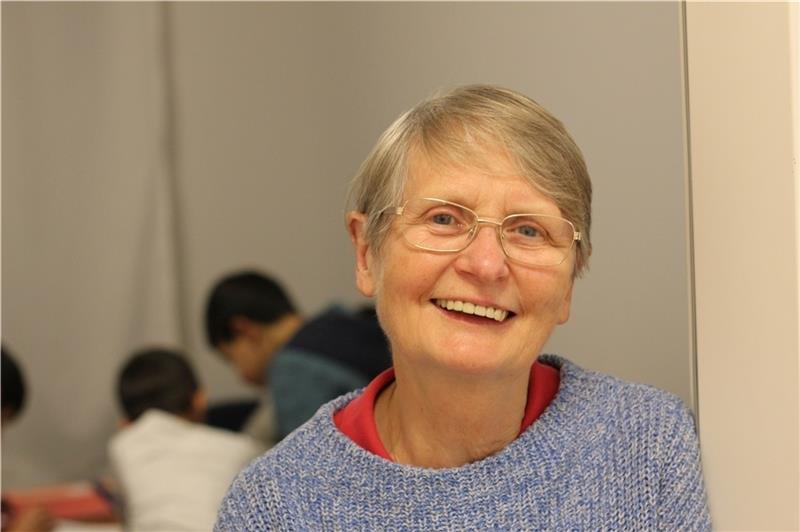 Dr. Anneliese Winterstein ist jeden Donnerstag in der Unterkunft in Heitmannshausen– im Hintergrund läuft Hausaufgabenhilfe. Foto: Richter