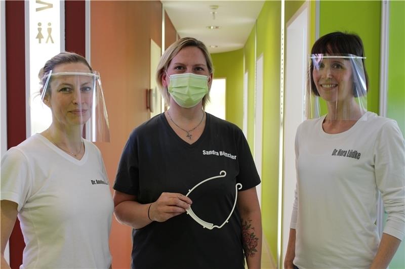 Dr. Annike Bader zeigt den selbst gemachten Gesichtsschutz . Bei Behandlungen wird zusätzlich ein Mundschutz getragen.Foto: Frank
