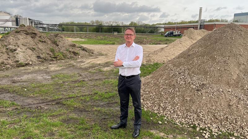 Hoffnungsträger der Wirtschaft: Das hat Prime Lithium in Stade vor Dr. Axel C. Heitmann auf dem Gelände der geplanten Lithium-Pilotanlage.