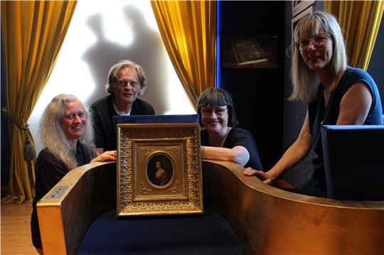 Dr. Beate Fiedler, Dr. Volker Friedrich Drecktrah, Ruth Meyer und Claudia Rasztar mit dem Porträt von Aurora von Königsmarck . Foto: Frank