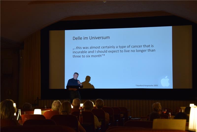 Dr. Benno Stinner informiert das Publikum über Steve Jobs und die Bedeutung seiner Krebserkrankung für die Kreativität. Foto: Albus