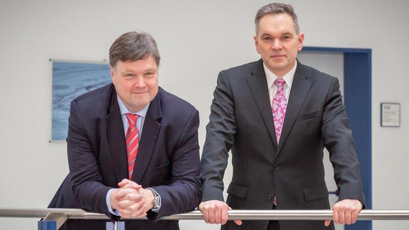 Ärzte-Unterversorgung: 1,5-Millionen-Paket für Bremerhaven Dr. Bernhard Rochell (links), Vorstandsvorsitzender der Kassenärztlichen Vereinigung im Land Bremen, und Peter Kurt Josenhans, stellvertretender KV-Vorsitzender, präsentieren ein Förderpaket zur Ansiedlung von Ärzten in Bremerhaven.