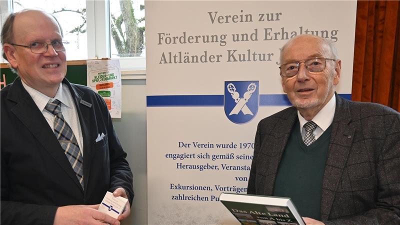 Altländer Kulturvereine funken SOS - und starten Rettungsversuch Dr. Boy Friedrich und Claus Ropers vom Verein zur Förderung und Erhaltung Altländer Kultur im Gespräch (von links).
