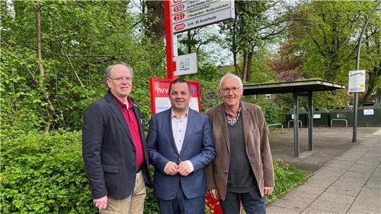Dr. Boy Friedrich und Norbert Diercks (rechts) von der Bürgervertretung nehmen Bezirksamtsleiter Ralf Neubauer in ihre Mitte.