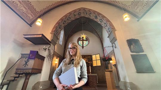 Dr. Carolin Gluchowski steht in der heutigen St.-Marien-Kirche in Buxtehude-Neukloster. Die Geschichtswissenschaftlerin der Universität Hamburg erforscht die sogenannten Buxtehude-Handbücher aus dem Spätmittelalter.