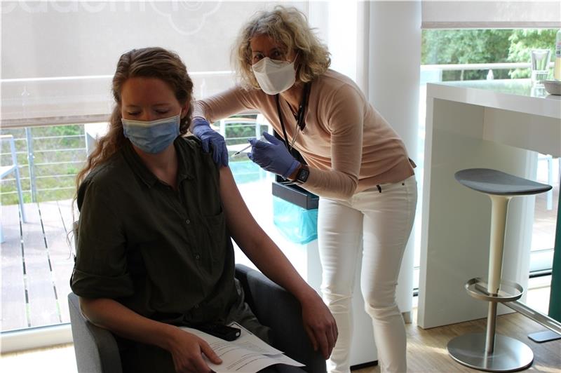 Hier impfen die Betriebsärzte Dr. Catherina Saß impft die Implantcast-Mitarbeiterin Lisa Dammann. Foto: Frank