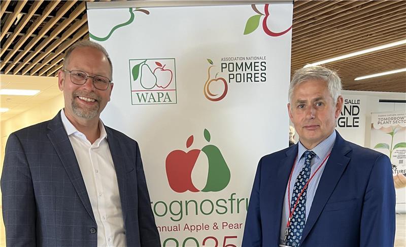 Apfelernte 2025: Was die Obst-Experten positiv stimmt - und was nicht Dr. Christian Weseloh (links) von der Bundesvereinigung der Erzeugerorganisationen Obst und Gemüse und Philippe Binard von der World Apple and Pear Association. 2026 findet die 50. Prognosfruit in Konstanz statt.