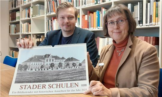 Dr. Christina Deggim und Frederik Neumaier präsentieren den neuen Kalender mit alten Aufnahmen von Stader Schulen.