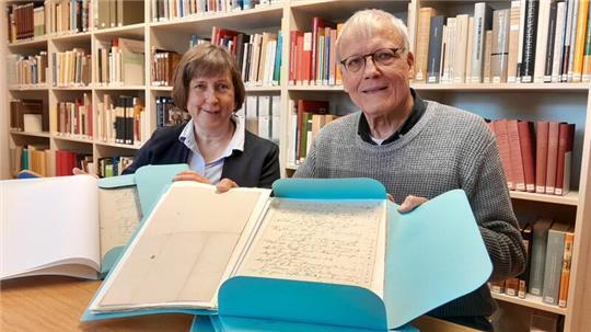 Dr. Christina Deggim und Jörg Girmann bei der Übergabe der Archivalien.