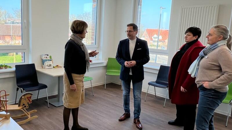 Dr. Christine Hartwig, Leiterin des Kinder- und Jugendärztlichen Dienstes (von links), zeigt Landrat Kai Seefried, Dezernentin Susanne Brahmst und Dr. Ilka Hedicke, Leiterin des Amtes Gesundheit, die Räume.