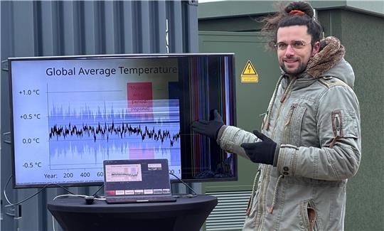 Dr. Christopher Hecht ist Strommarktexperte des Berliner Unternehmens Terra One. Der Bildschirm hat ausgerechnet durch Windkraft gelitten.