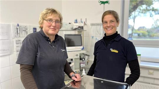 Dr. Claudia Kellers (links) und Dr. Andrea tom Wörden sind zwei von vier Geschäftsführerinnen und -führer der Tierarztpraxis Schiffdorf. Sie haben sich 2022 gemeinsam für den Verkauf ihrer Praxis an die Kette „VetPartners“ entschieden.