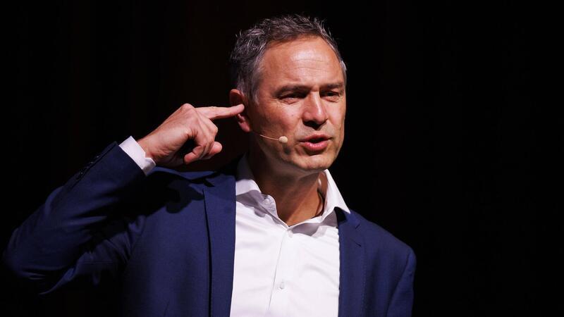 Wo Daniele Ganser auftritt, gibt es Wirbel Dr. Daniele Ganser bei seinem Vortrag in der Dortmunder Westfalenhalle im März 2023. Die Stadt musste nach einem Gerichtsurteil den Auftritt zulassen.