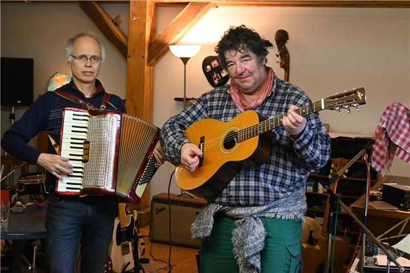 Dr. Danilo Kardel (links) und Rainer Piwek geben als Duo seit vielen Jahren leidenschaftliche Reinhard-Mey-Liederabende. Foto: Husung