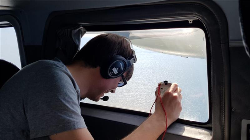 Warum die Schweinswale die Nordsee verlassen Dr. Dominik Nachtsheim gehört zu einem Team von Wissenschaftlern, die bei Erkundungsflügen über Nord- und Ostsee den Bestand an Schweinswalen erfassen. Foto: Nachtsheim