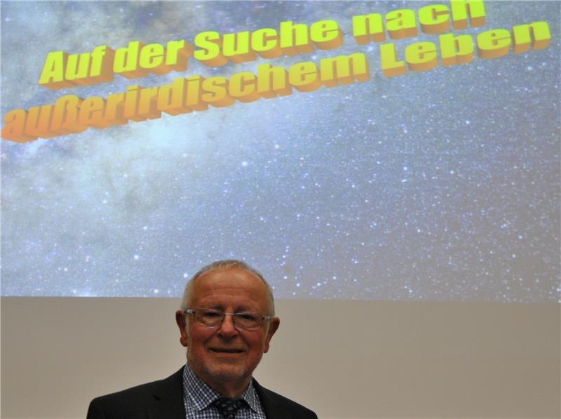 Dr. Erich Übelacker beim Vortrag in Stade.