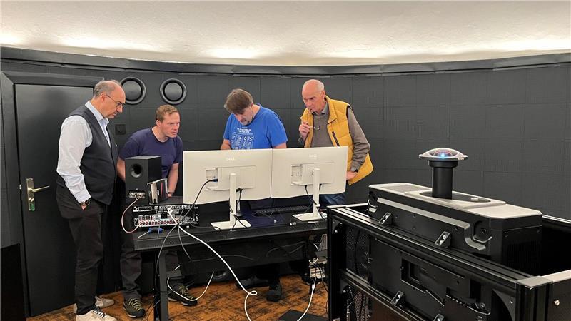 Neues Planetarium: Im Alten Land reisen Besucher durch die Galaxis Dr. Georg Hetzendorf, Dr. Sebastian Ipach, Luca Donato und Jörg Pollmann bei der Einführung in die Welt der Skypoint-Planetarien.