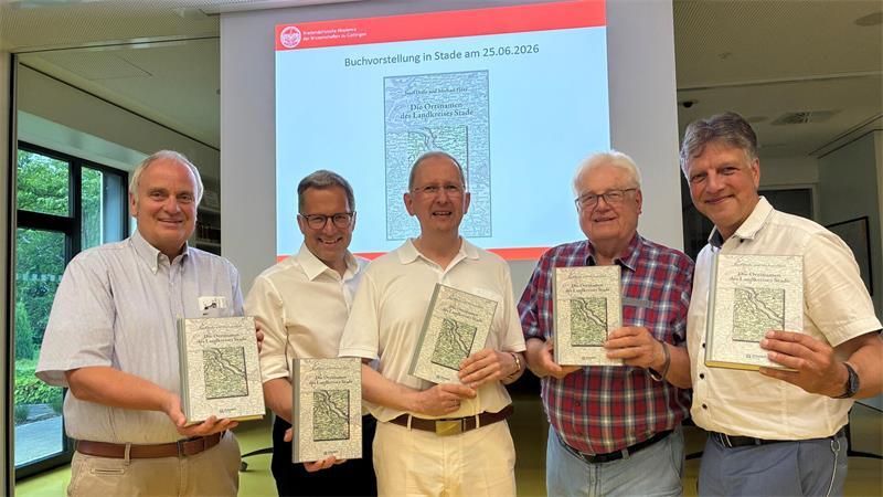 Dr. Hans-Eckhard Dannenberg (Landschaftsverband), Landrat Kai Seefried, Michael Flöer (Niedersächsische Akademie der Wissenschaften zu Göttingen), Heinz Mügge (De Plattdüütschen) und Dr. Thomas Bardelle (Landesarchiv) mit dem Ortsnamen-Buch (von links).