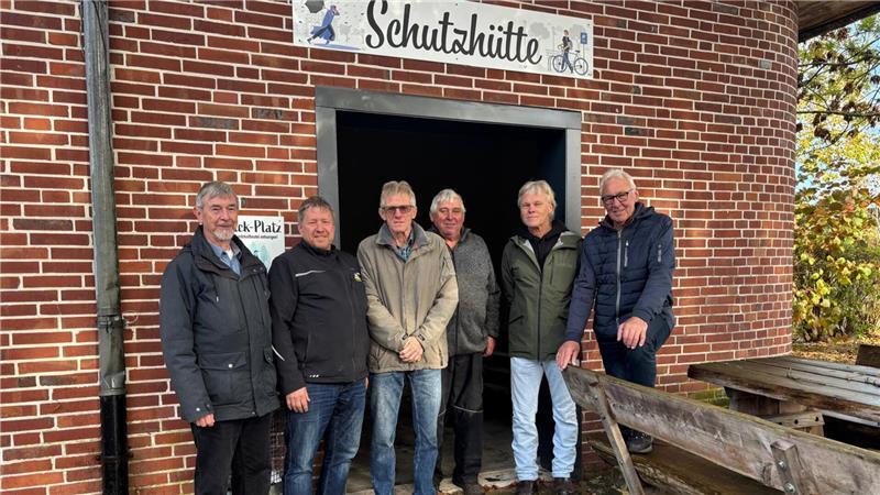 Die Rentner sind los: Neues Leben in Wangersens altem Feuerwehrgerätehaus Dr. Hans-Martin Kallenberger (Windkraftstiftung, von links) und Zimmerer Niels Lühmann gemeinsam mit Karl-Friedrich Sebastiani, Werner Arndt, Nils Möller und Hannes Brinkmann von der „Jungrentnergang“.