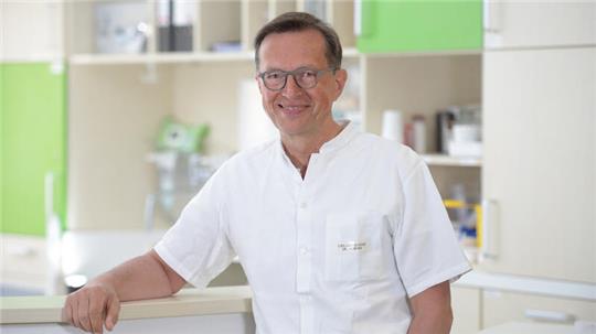 Dr. Hans-Wolfram Körner, Chefarzt der Klinik für Orthopädie und Unfallchirurgie sowie Sportmedizin am Elbe Klinikum Buxtehude, spricht noch einmal über künstliche Kniegelenke.