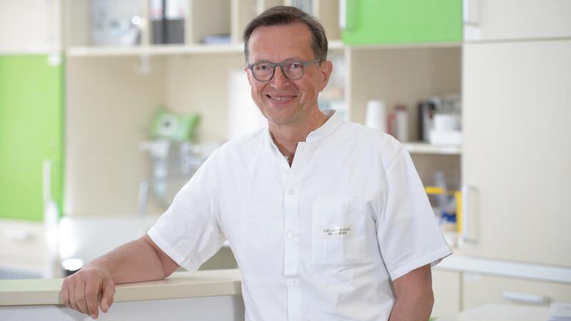 Dr. Hans-Wolfram Körner und sein Team setzen pro Jahr bis zu 500 Knieprothesen ein.
