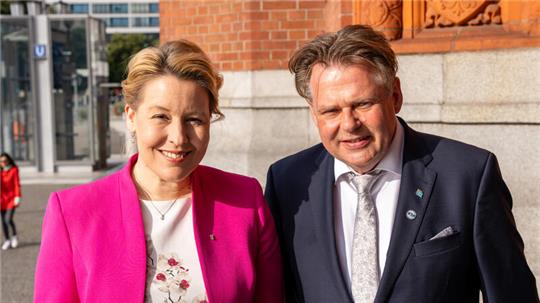 Dr. Hartmut Meyer aus Stade-Bützfleth mit der Berliner Wirtschaftssenatorin Franziska Giffey.
